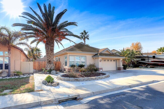 Building Photo - OPEN FLOOR PLAN WITH SIDEYARD PARKING AND ...