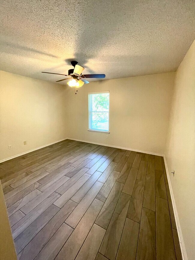 Building Photo - 3 Bedroom/2 Bathroom In Bentonville!!!