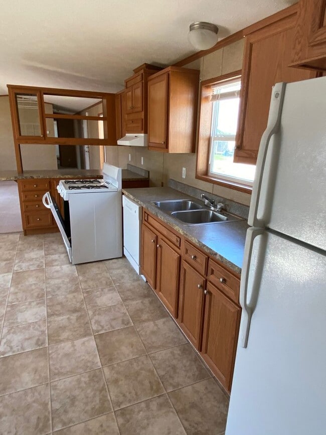 Building Photo - 3 bedroom 2 bath PET FRIENDLY!