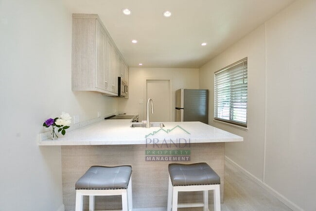 Building Photo - 2061 Carolyn Way