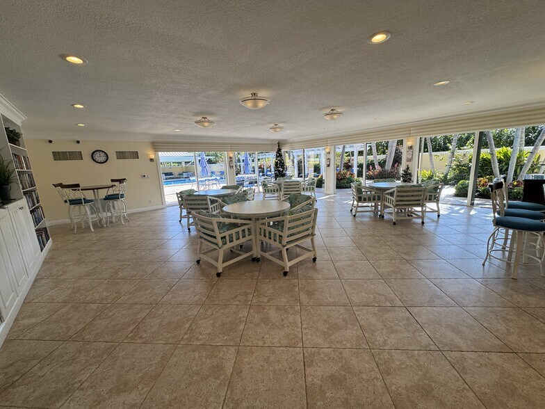 Building Photo - 14 Turtle Creek Dr