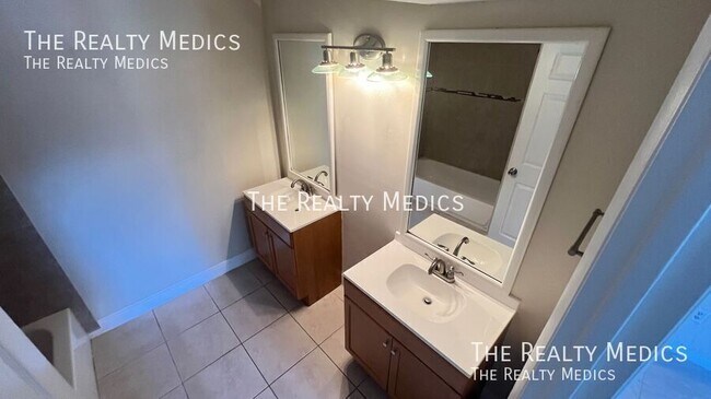 Building Photo - 2130 Forest Knoll Dr NE