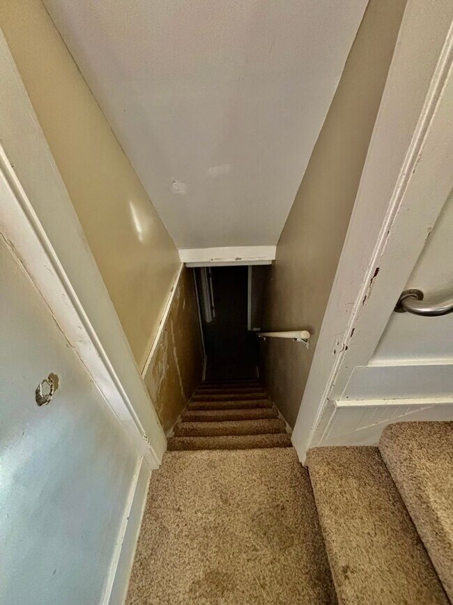 Building Photo - 847 S 60th St