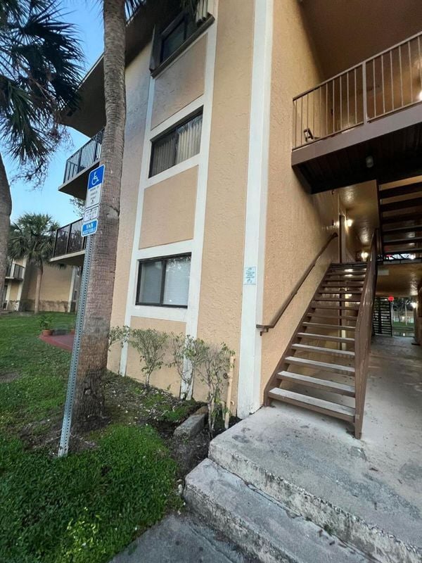 Building Photo - 351 Palm Way