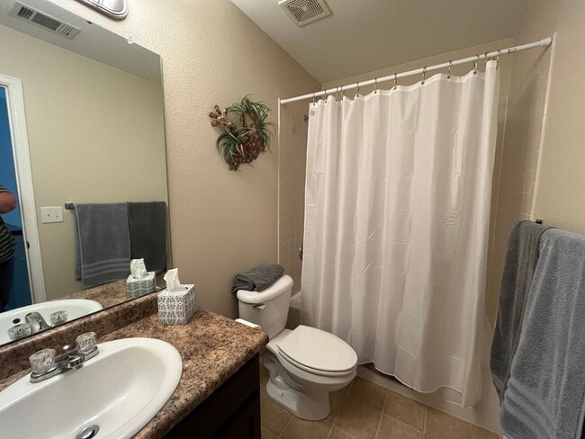 Building Photo - Fantastic Townhome in Loveland