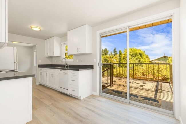 Building Photo - Crown Hill 3 Bedroom Daylight Basement Home