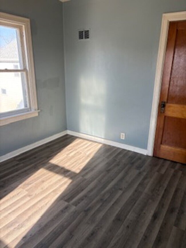 Building Photo - 1021 1/2 W 5th St. - Apt 1