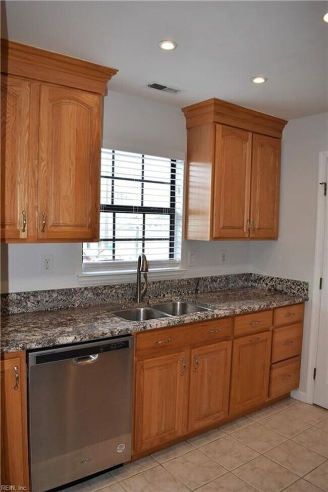 Building Photo - 413 Harbour Point
