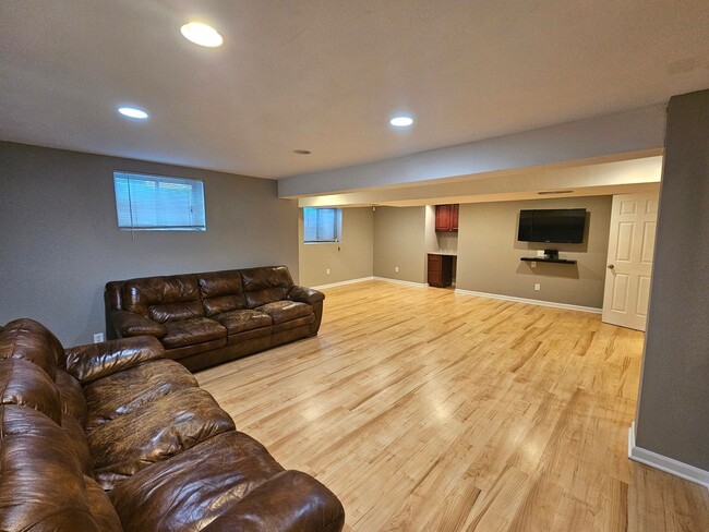 Building Photo - Gorgeous 2+ Bedroom 3 Bath Townhouse with ...