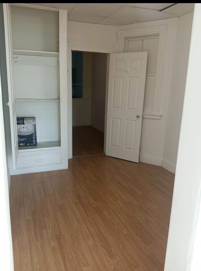 Building Photo - 422 St Pauls Ave