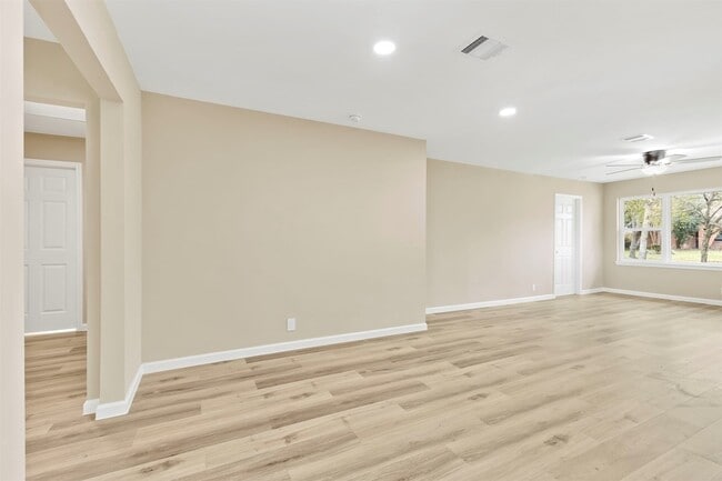 Building Photo - 10615 Clematis Ln