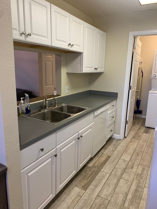 Building Photo - Low Maintenance Ranch Condo