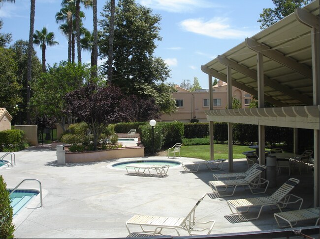 Building Photo - Beautiful 2-Bedroom Townhome in Stevenson Ranch!