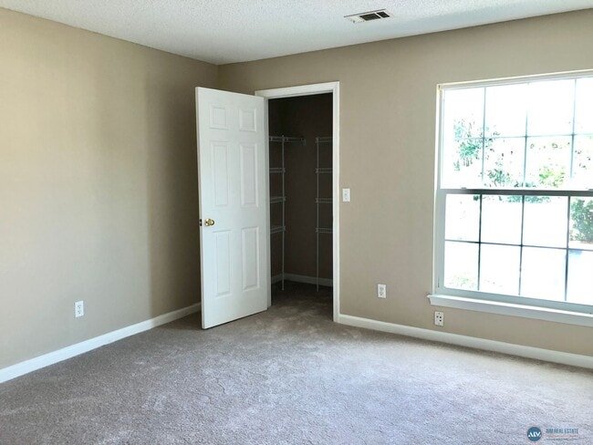 Building Photo - Spacious Top-Floor 2-Bedroom/2-bathroom Condo in The Estates at Westbury Park