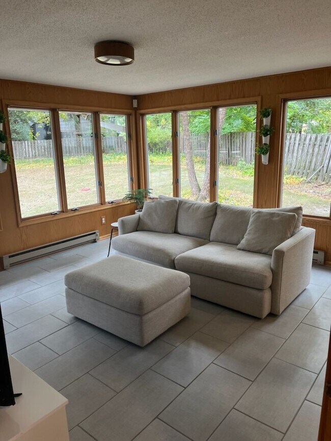Building Photo - Midcentury home across from Lake Johanna w...