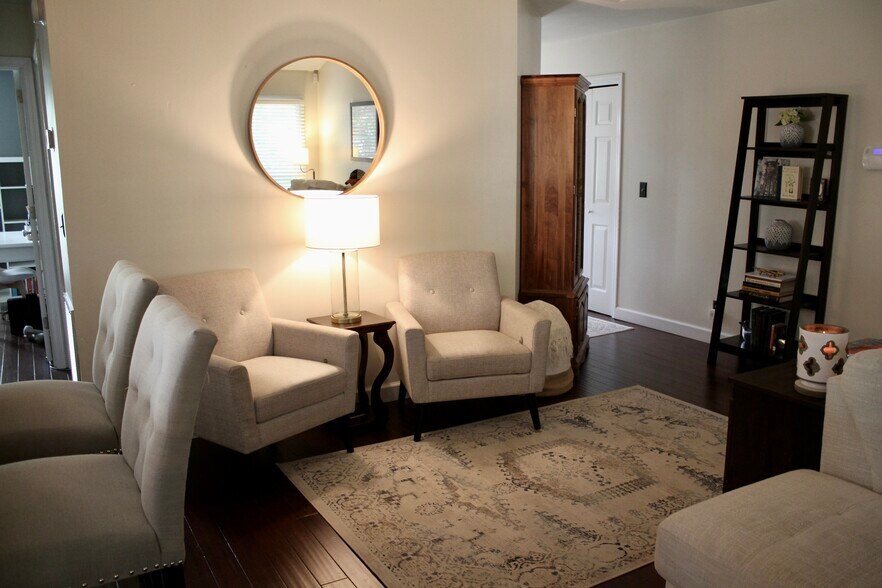 Building Photo - 5064 English Village Dr