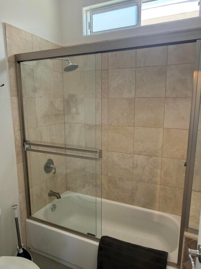Building Photo - 54610 Avenida Alvarado