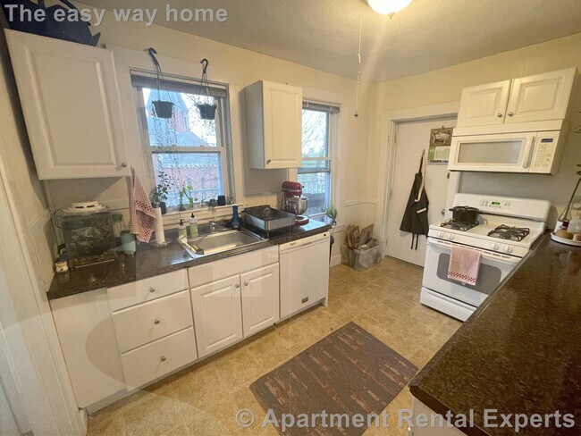 Building Photo - 18 Sanborn Ave