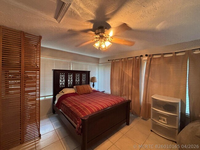Building Photo - 1094 Raintree Ln