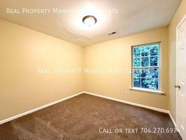 Building Photo - 4025 Oakwood Rd