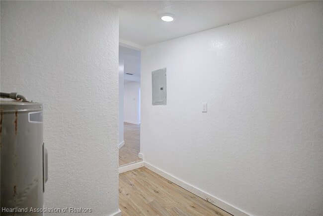 Building Photo - 915 S Waldron Ave