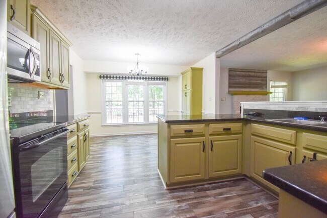Building Photo - 3 Bedroom 2.5 Bathroom with a Bonus: Small...