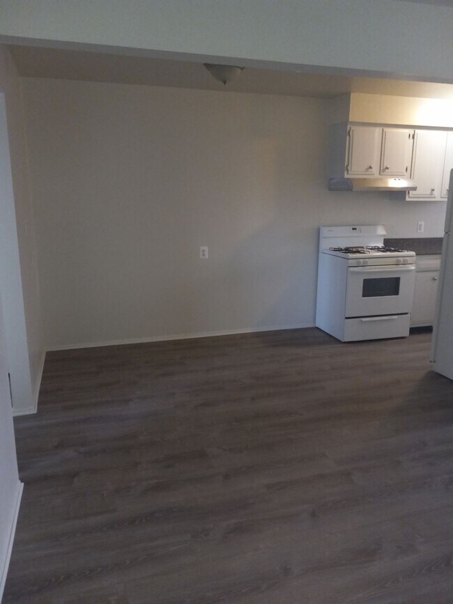 Building Photo - Newly renovated spacious 1 bedroom