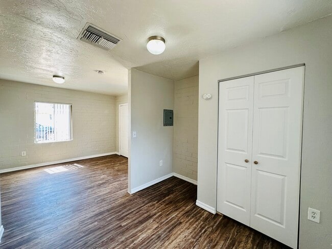 Building Photo - Spacious Studio Available Now! Great Commu...