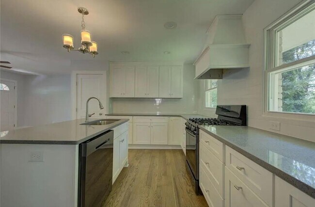 Building Photo - 985 Frontier Trail SW