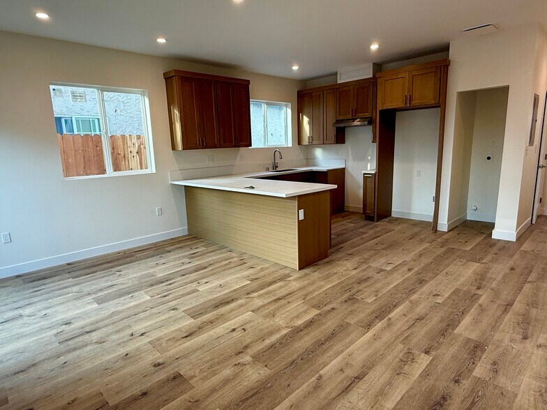 Building Photo - 3877 S Van Ness Ave