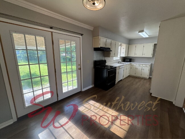 Building Photo - 3 bedroom 1 bath in excellent location!