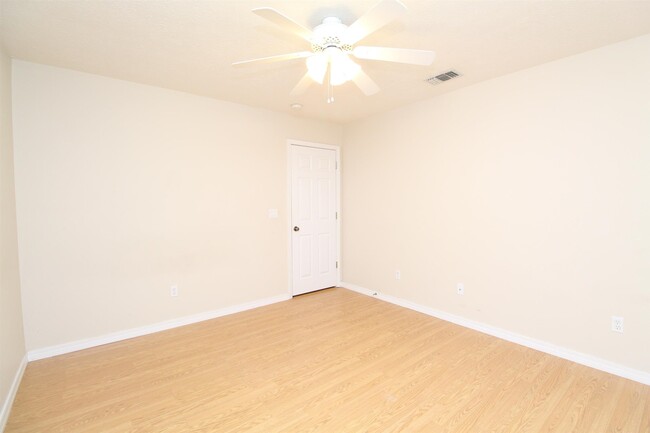 Building Photo - 4150 Oak Pointe Dr