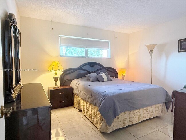 Building Photo - 9820 S Hollybrook Lake Dr