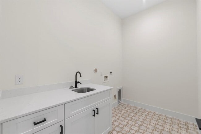 Building Photo - 6139 W Forest Dr