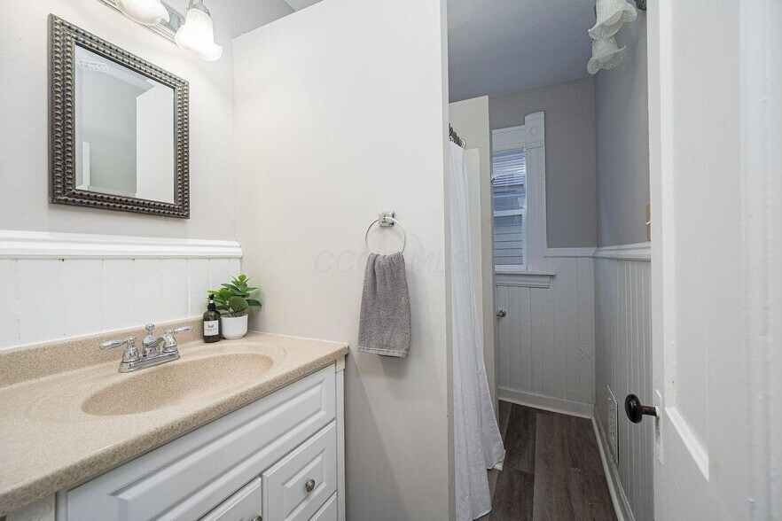 Hall bath - 248 W 4th Ave