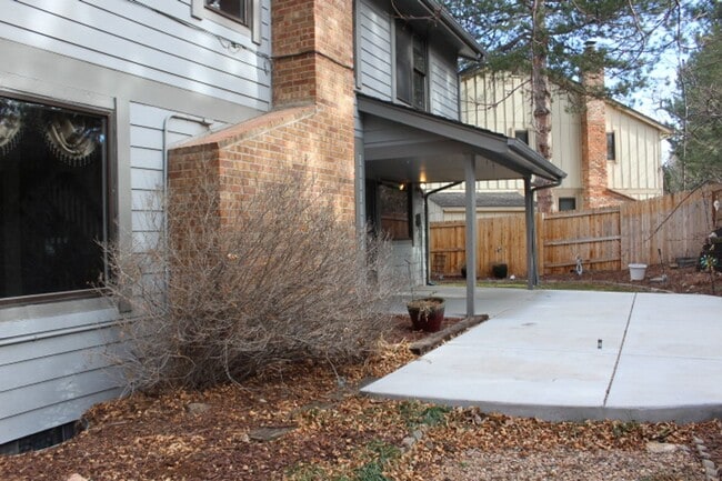 Building Photo - 5 BR/3 1/2 BA in the Desirable Meadowglen Community!!