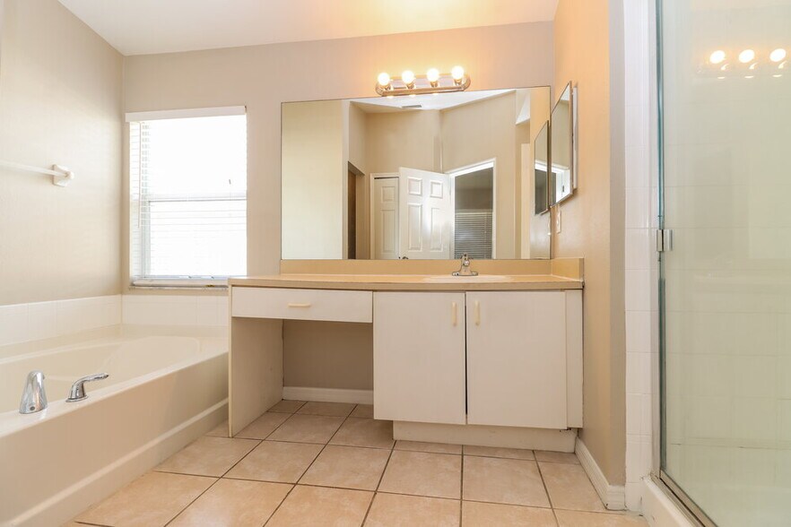 Building Photo - 11903 Autumn Creek Dr