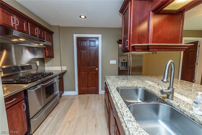 Building Photo - 9423 Highland Dr
