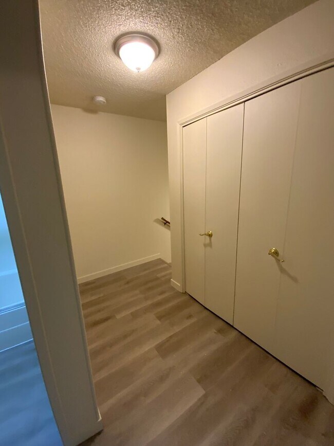 Building Photo - Cozy 2 Bed/1.5 Bath Condo Hazel Dell Area!