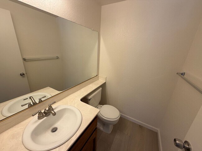 Building Photo - 872 Shellwood Way