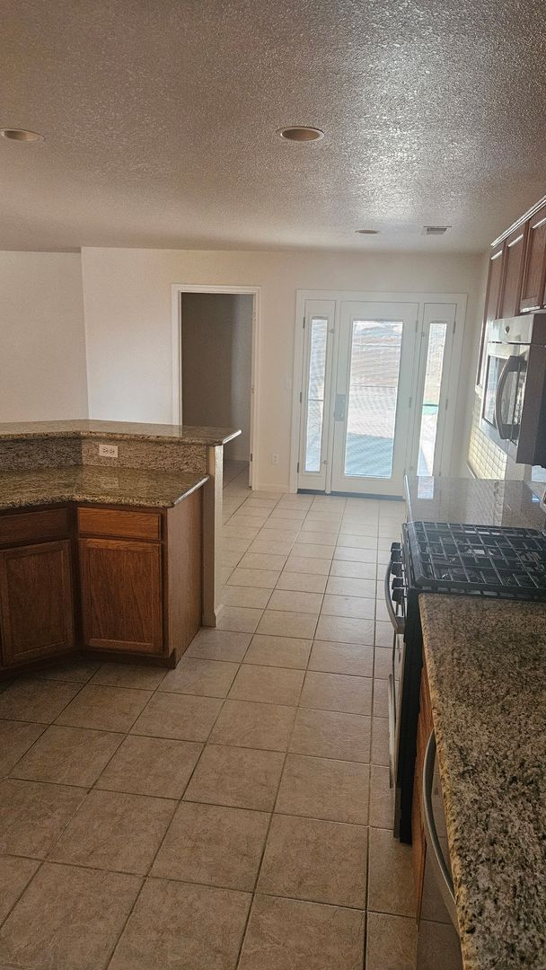 Building Photo - 4 Bedroom 2 bath Large home available Now!