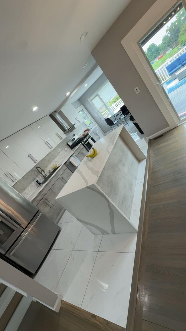 Building Photo - 17 Roslyn Dr