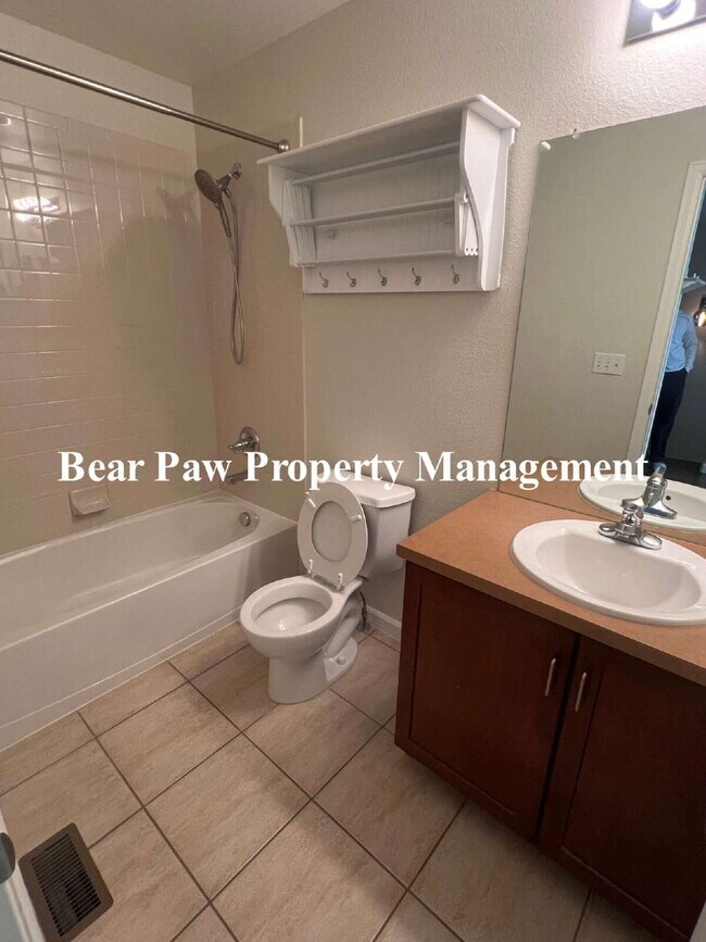 Building Photo - Beautiful Townhome in Belmar!!