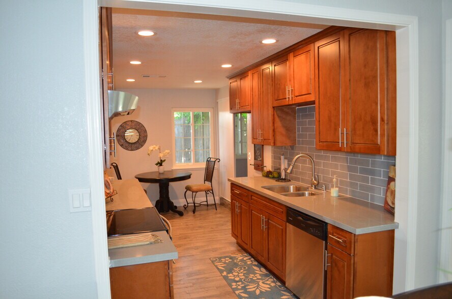 Kitchen, Breakfast area, Dishwasher - 2355 Geraldine Dr