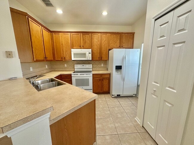 Building Photo - Orlando - 3 Bedroom, 2.5 Bathroom - $1,845.00