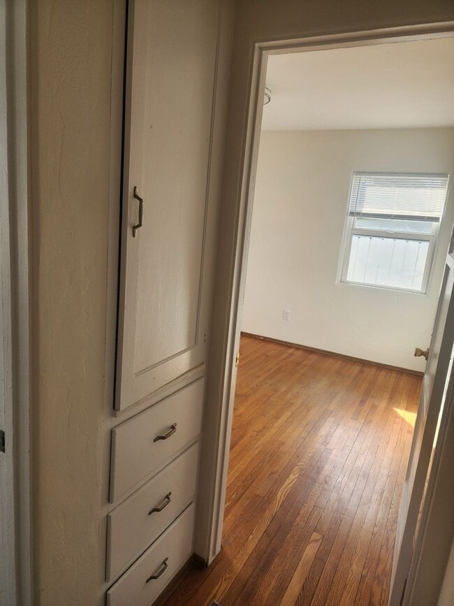 Building Photo - Private 2 bedroom 1 bath home