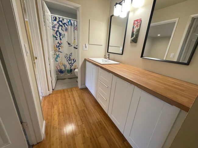 Building Photo - Spacious Updated Two Bedroom Condo in Wate...