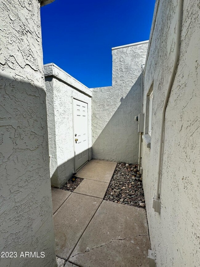 Building Photo - 821 E Orange Dr