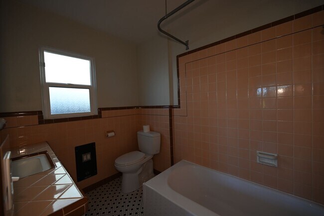 Building Photo - Beautiful Home with Gorgeous Views