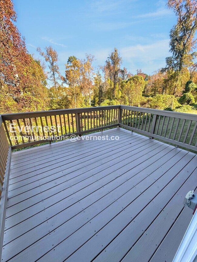 Building Photo - 4 Bed/3.5 Bath Townhome with Garage / Pet-...